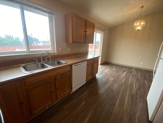 Building Photo - 3 Bedroom 2 Bathroom Home for Rent!