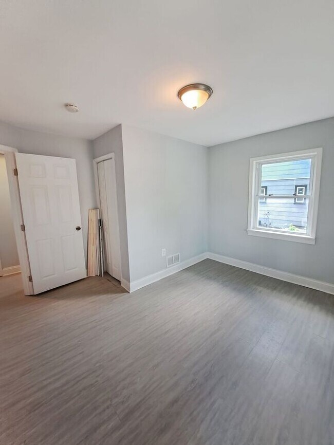 Building Photo - Mid-Century Modern SFH 3-Level, All Utilit...