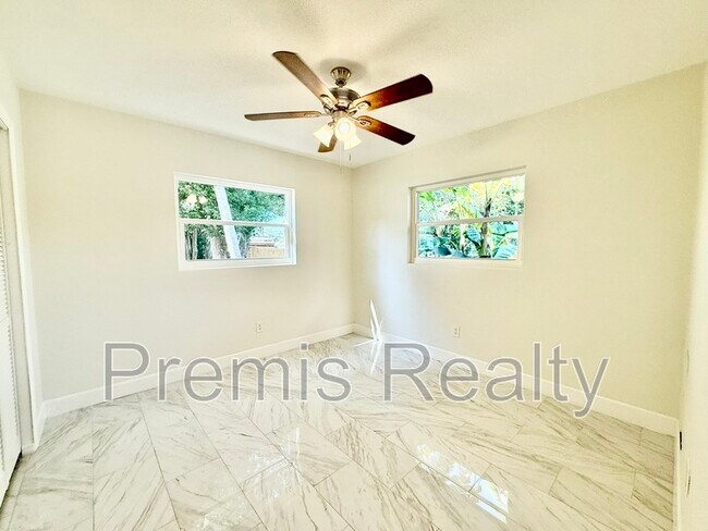 Building Photo - 2014 Pinehurst Dr