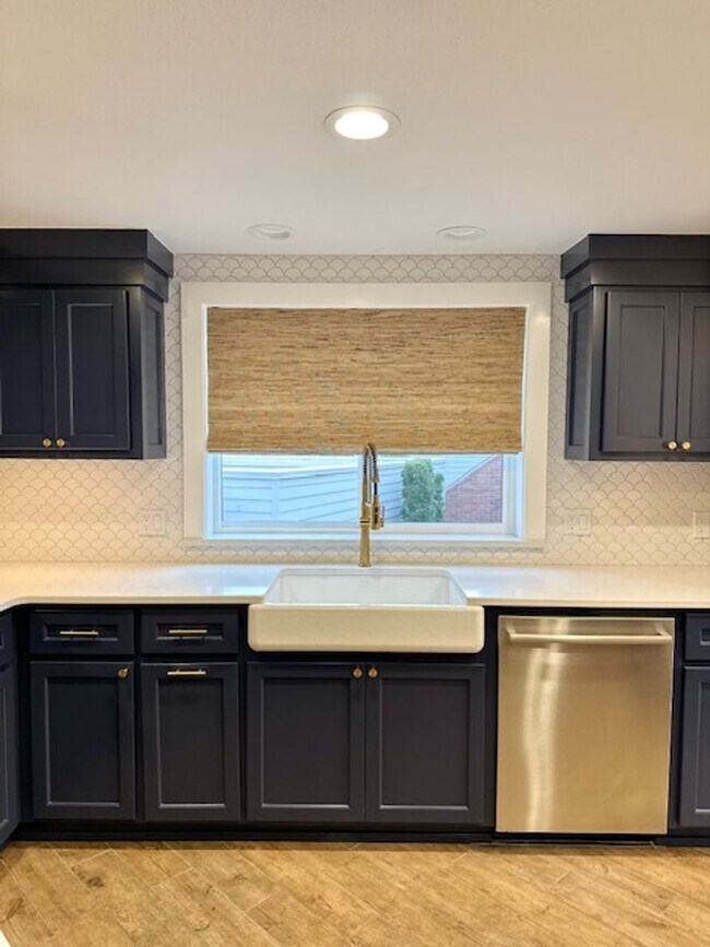 Building Photo - Riverfront Gated 2 Bedroom Luxury Condo!!