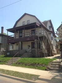 Building Photo - Spacious Downtown 2 Bedroom Attic Apartment