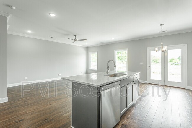 Building Photo - 591 Bellingham Dr NE