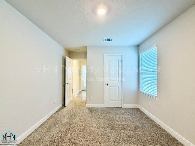 Building Photo - 1405 Redwood Crk