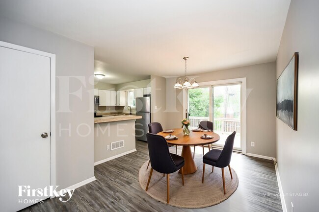 Building Photo - 1745 Pinebluff Ln