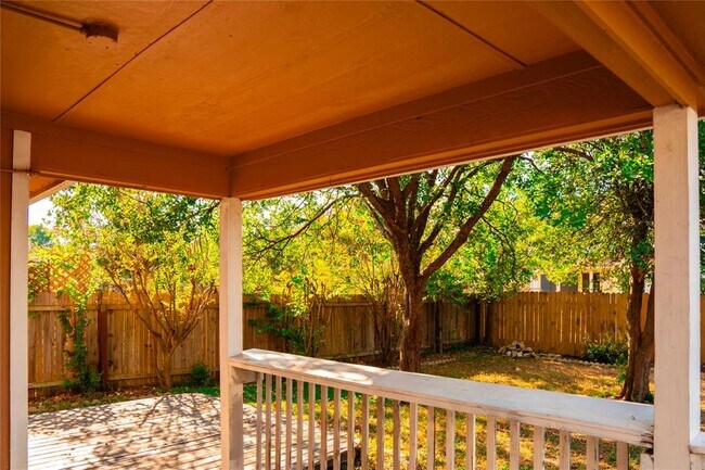 Building Photo - 15224 Sarah's Creek Dr
