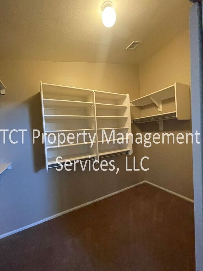 Building Photo - Spacious Home in Great Location!