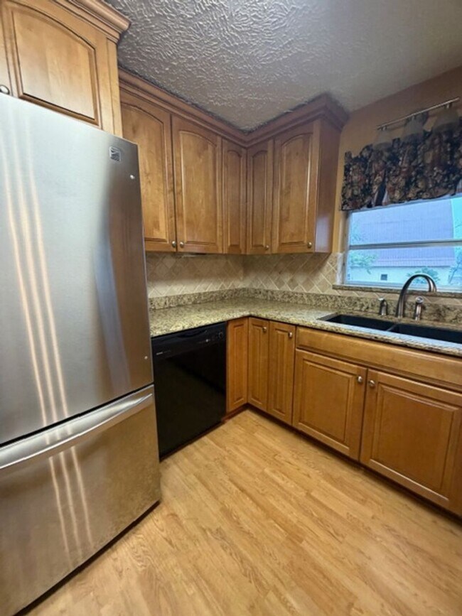 Building Photo - Maryville City  37801 - 3 bedroom, 2.5 bath home - Contact Debra Johnson (865) 591-8281