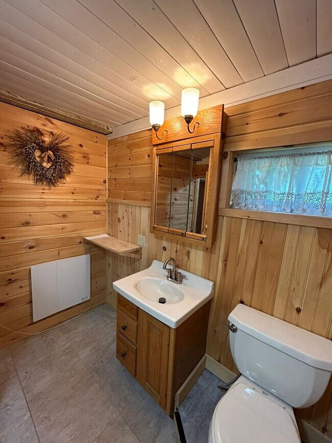 Building Photo - 480 Spruce Hollow Rd