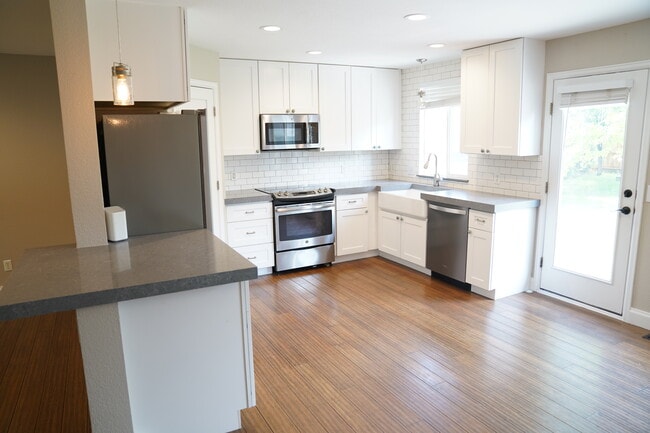 Building Photo - 381 Tynan Dr