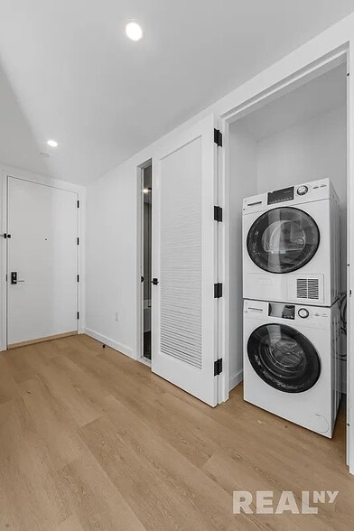 Building Photo - 953 Dean St