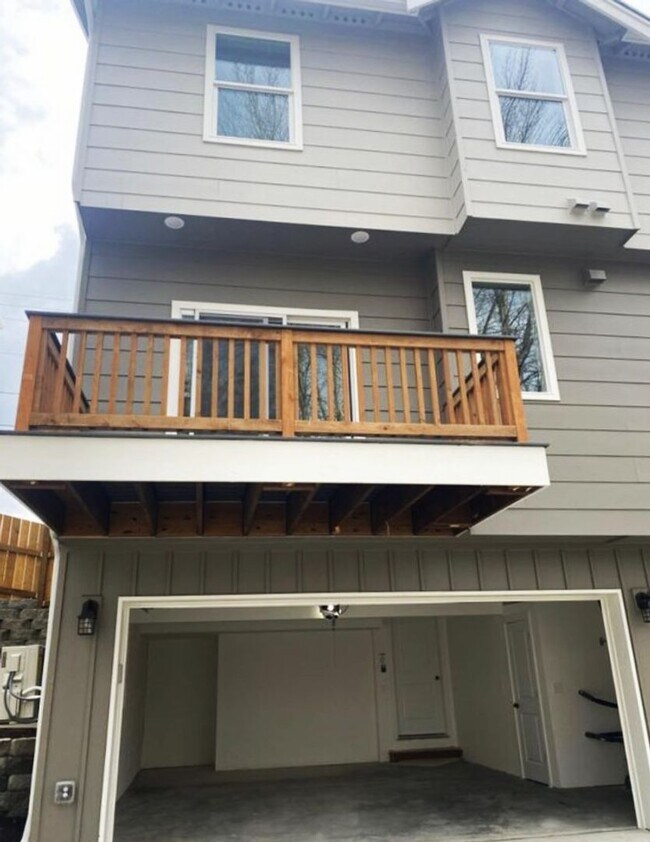 Building Photo - 3 Bed, 2.5 Bath Available in September!