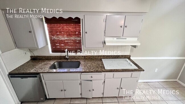 Building Photo - 904 Hall St