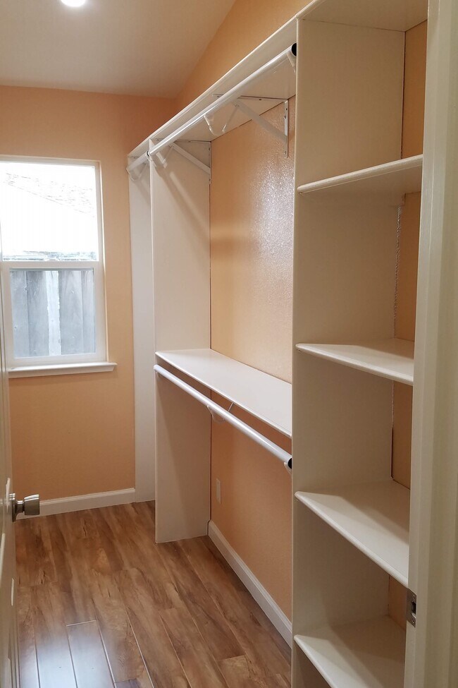 Closet - 33896 Rowland Dr