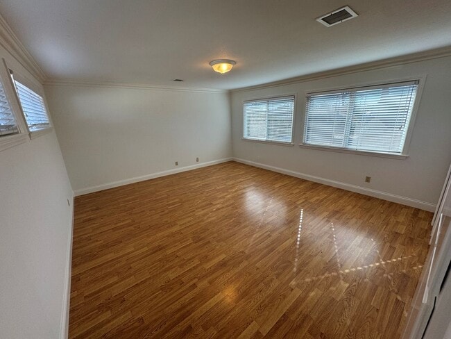 Building Photo - Spacious East Ventura Home- Many Interior Upgrades and Large Backyard!