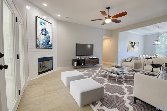 Building Photo - 205 Jarrett Ln