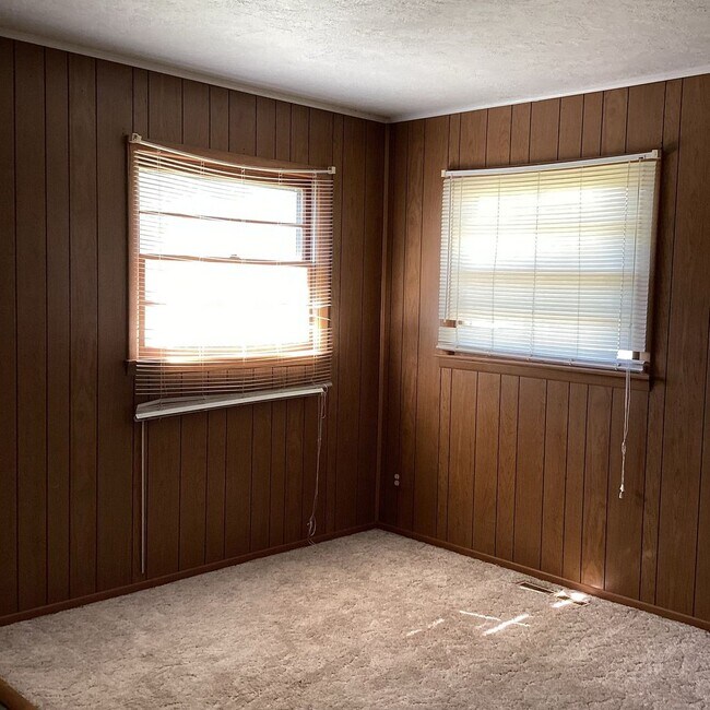 Building Photo - CUTE 4 BEDROOM / 1.5 BATHROOM HOUSE IN LAMAR MO!! WITH CAR GARAGE!