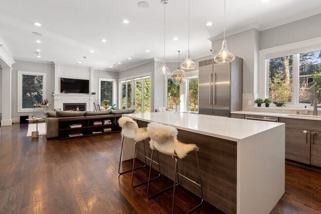 Building Photo - 1580 Beacon St