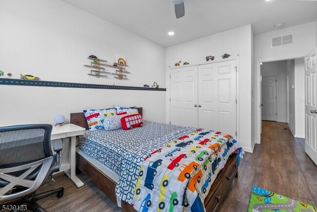 Building Photo - 19 Tippet St