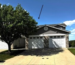 Building Photo - Affordable Non-smoking townhouse in SW Rochester 2beds 2 baths 1 car attached garage washer dryer...