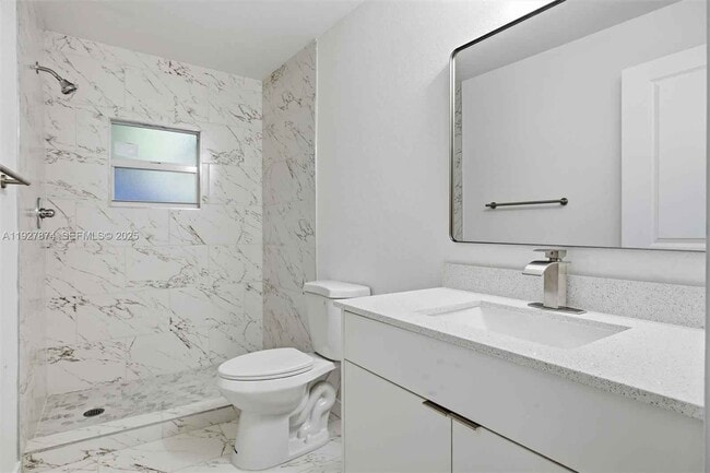 Building Photo - 465 NE 165th St