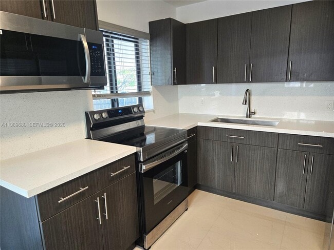 Building Photo - 323 SW 31st Ct