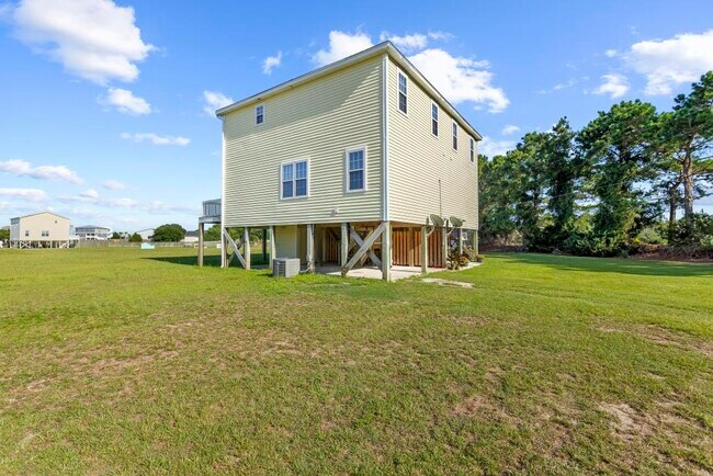 Building Photo - 220 Twin Oaks Dr