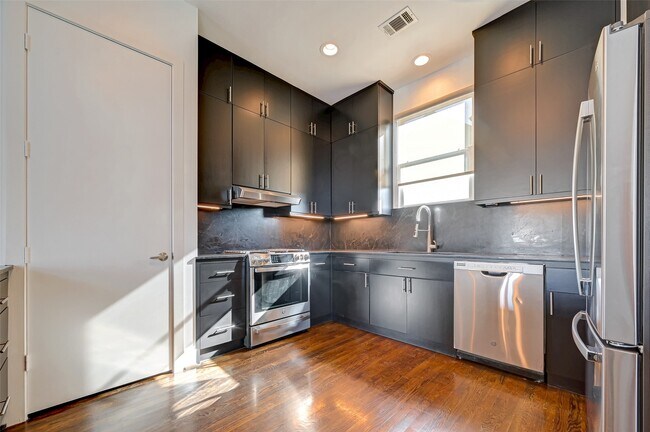 Building Photo - 5342 Darling St