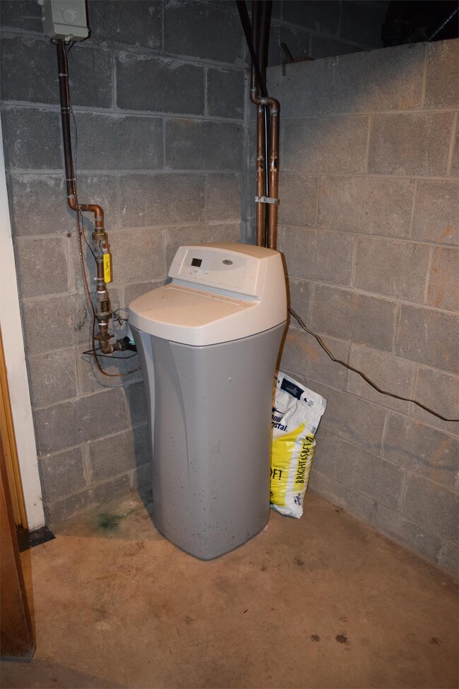 Building Photo - 301 Homan Ave