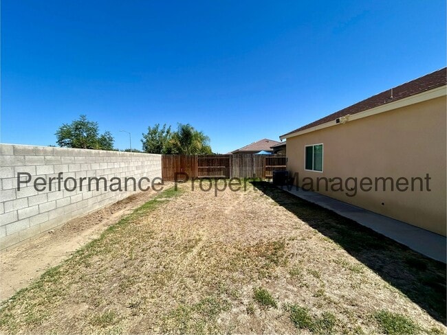Building Photo - Stunning 4 Bed/2 Bath in Wasco w/ RBP & Se...