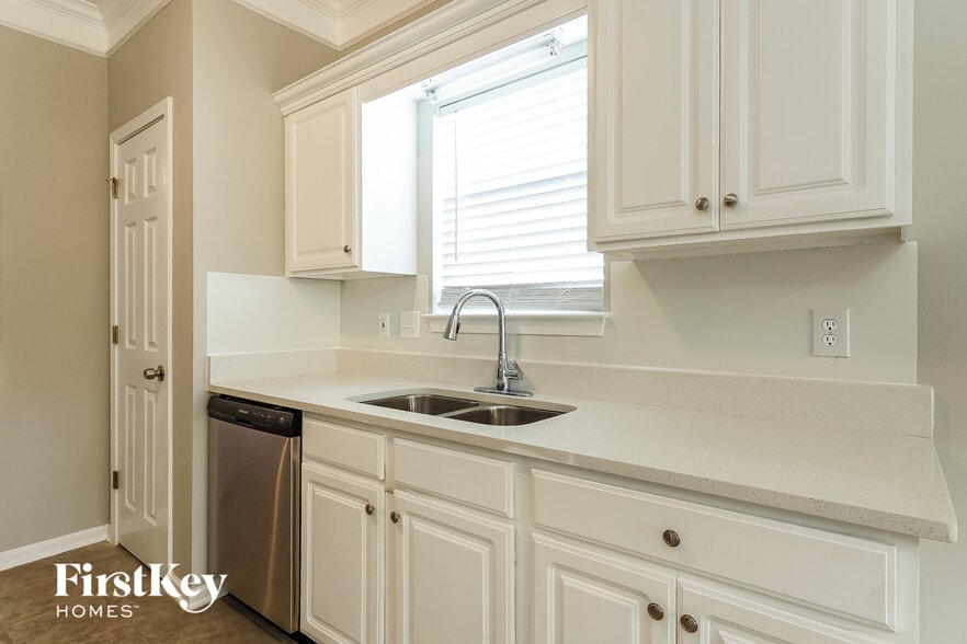 Building Photo - 9399 Brook Forest Cir