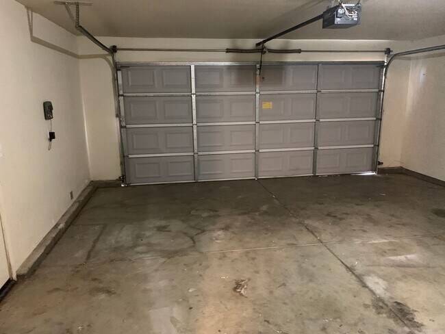 Building Photo - 2 WEEKS FREE RENT November Special - Beaut...