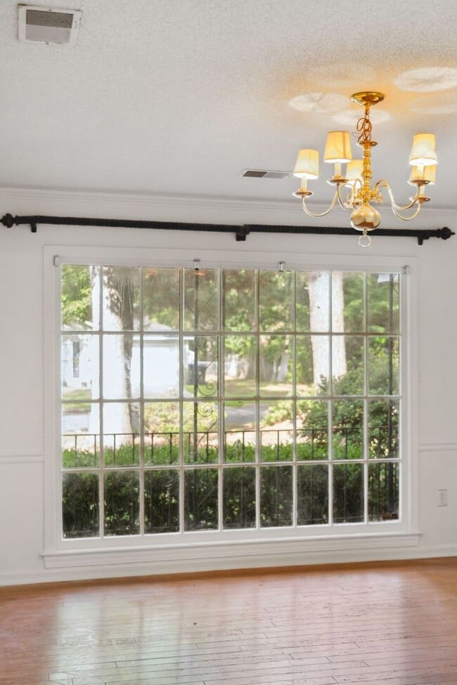 Building Photo - 3BR/2BA Home with Fireplace and Fenced Yar...