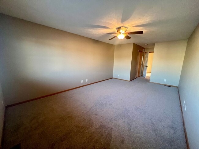 Building Photo - **AVAILABLE SOON**Beautiful 3 bed townhome off 84th & Holdrege
