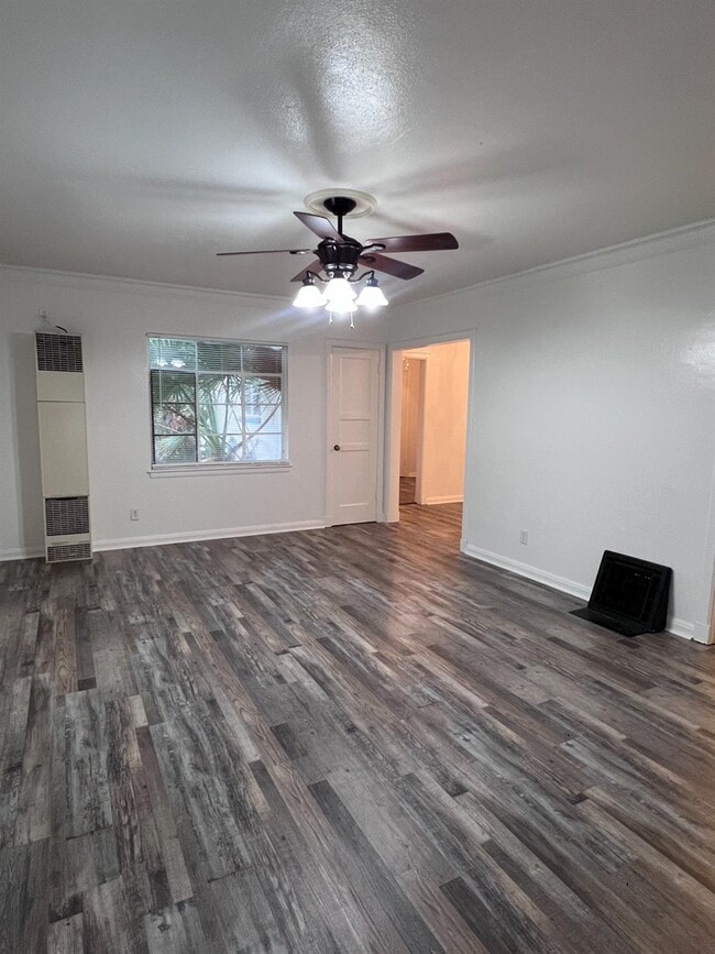 Building Photo - 1024 N Broadway St