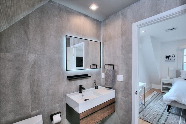 Building Photo - 18 Danbury Ave