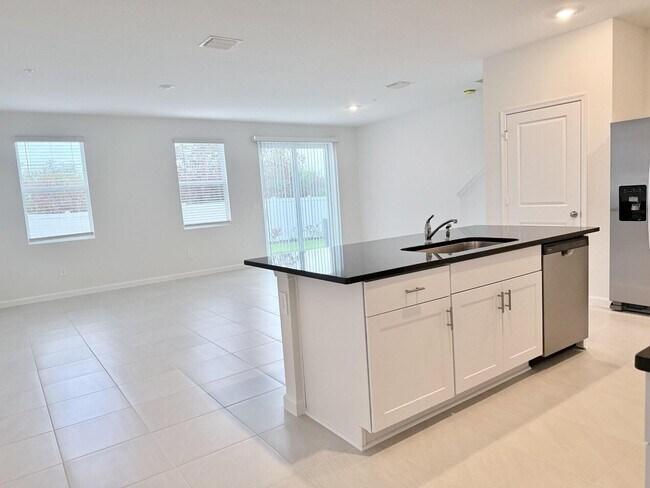 Building Photo - 586 Salisbury Cir