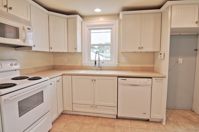 Building Photo - Beautifully Renovated 3BD/1BA Twin!