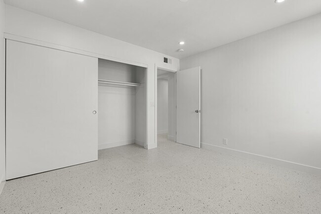 Building Photo - 1400 E Palm Canyon Dr