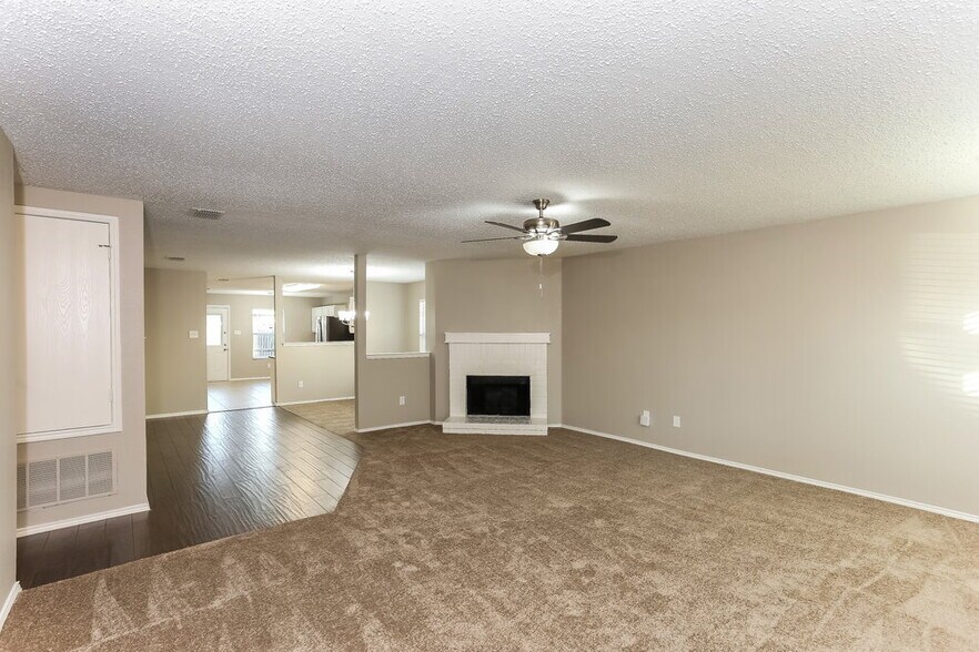 Building Photo - 947 Medina Dr