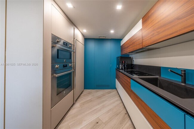 Building Photo - 5255 Collins Ave