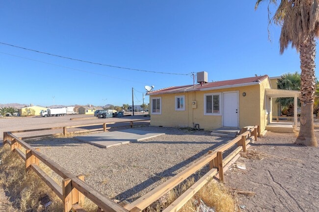 Building Photo - *** Private Home on Huge Lot - Modern and Spacious ***