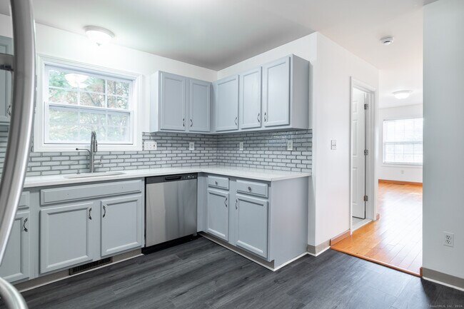 Building Photo - 107 Waverly Ave