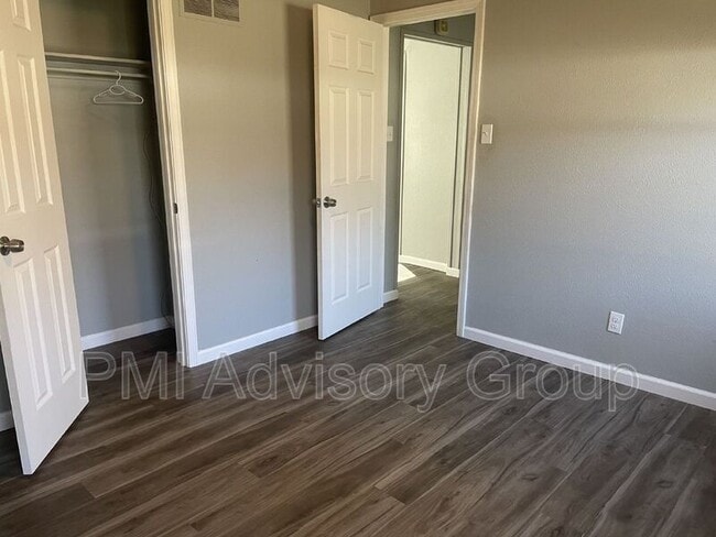 Building Photo - 2424 SW 25th Dr