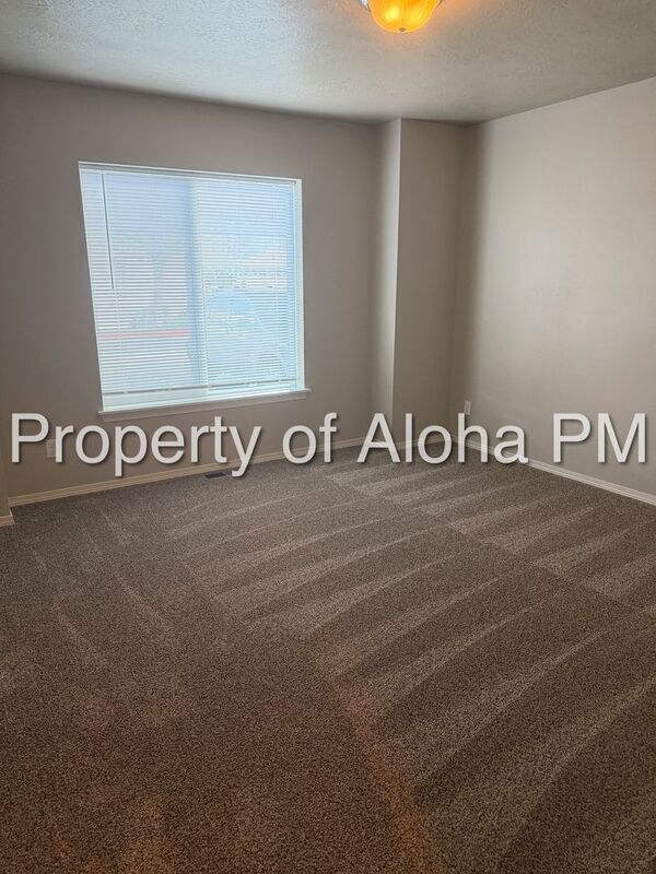 Building Photo - 1025 W Pine Ave