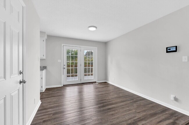 Building Photo - 3 Bedroom and 2 Bathroom with Finished Basement near Fort Campbell