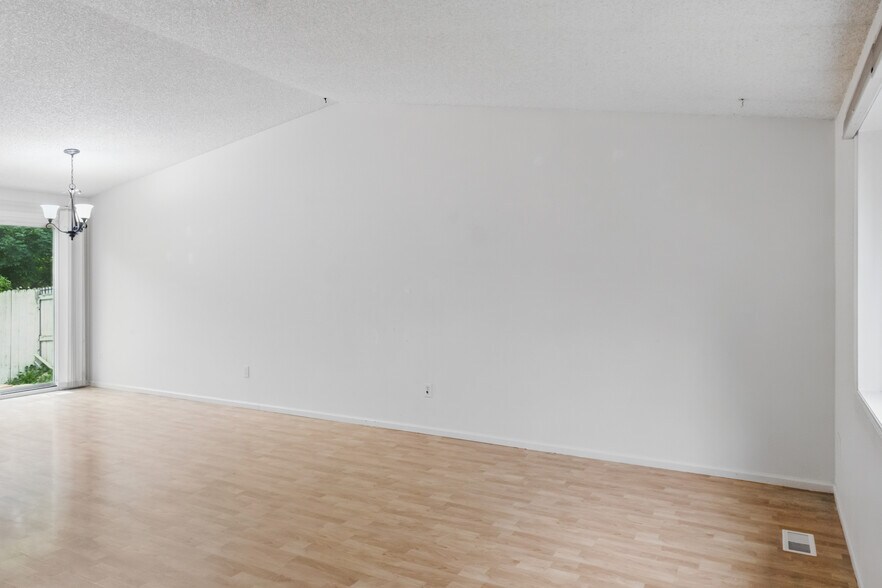 Building Photo - 278 E 42nd St