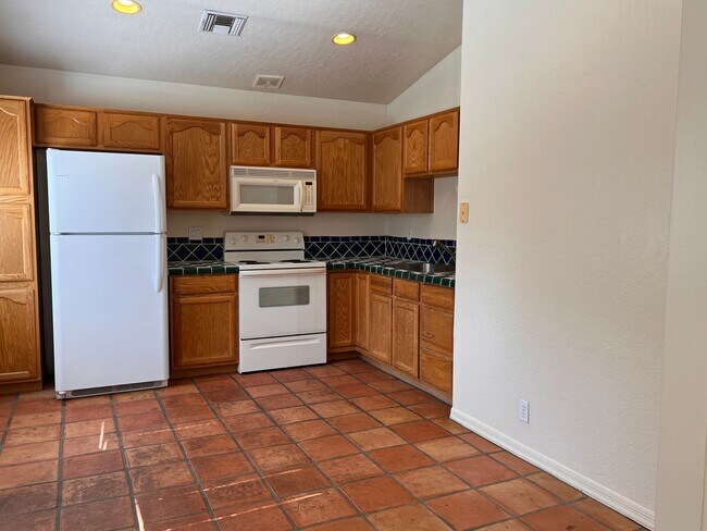 Building Photo - Tempe 2 Bed, 1 Bath Duplex Back Unit with ...