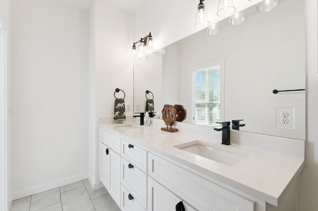 Building Photo - Fully Furnished Home in Broken Arrow