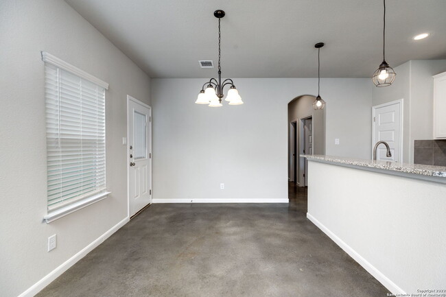 Building Photo - 930 Country Club Dr