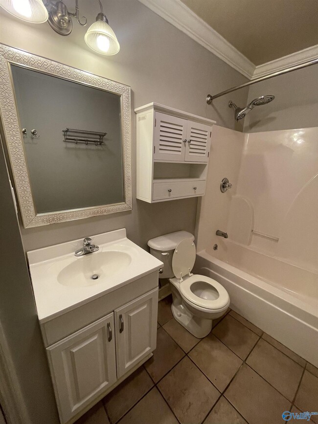 Building Photo - 505 Greenacres Dr NW
